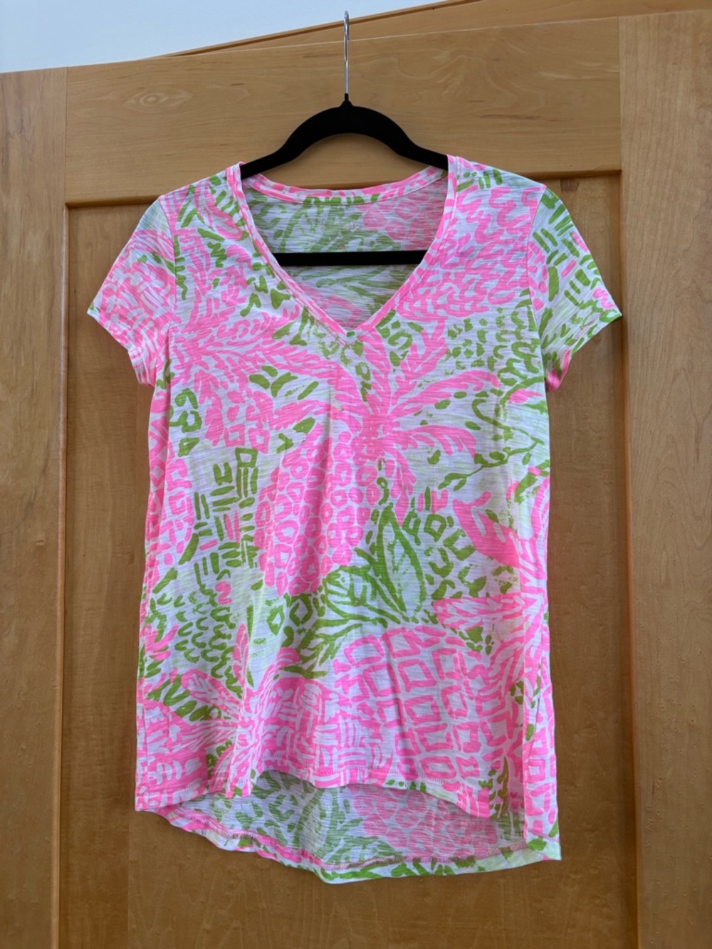 Lilly Pulitzer XS Vibrant Pink & Green Pineapple Print V-Neck Tee